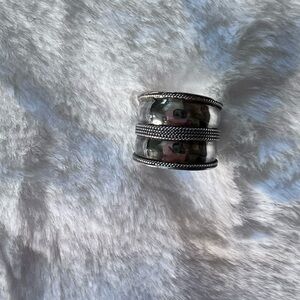 Amazon Essentials Silver-Tone Wide Textured Band Ring 925